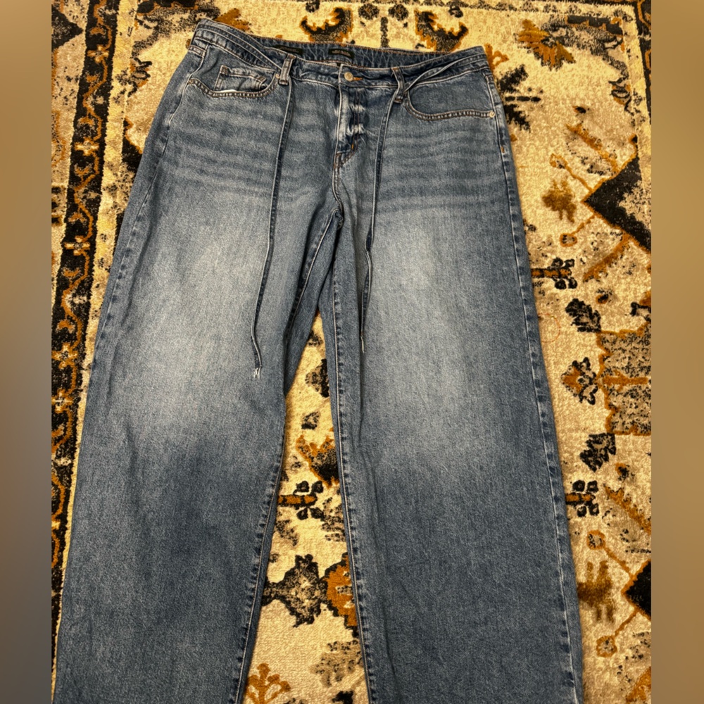 Wild Fable Women’s low-rise baggy jeans in a medium wash.